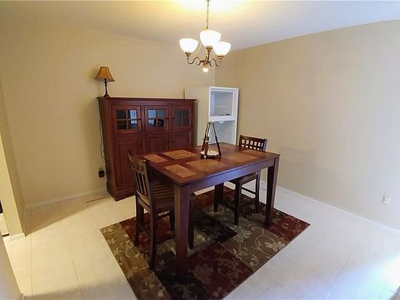4th image of 70 Castle Ct