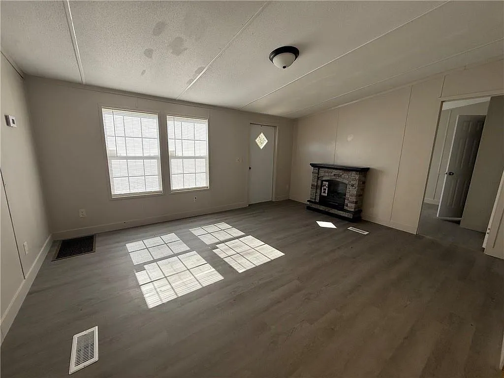 3 bed, 2.0 bath, $1,700 — Photo 2