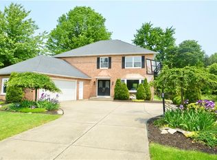 27406 Pineview Dr, Westlake, OH 44145
