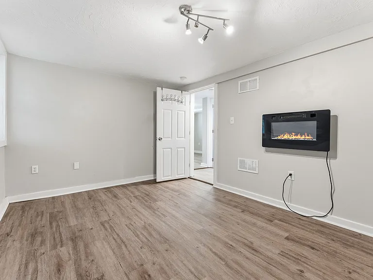 9 Hunters Rd #B — Photo 13