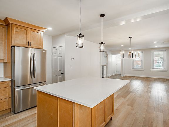 5th image of 328 W Washington St