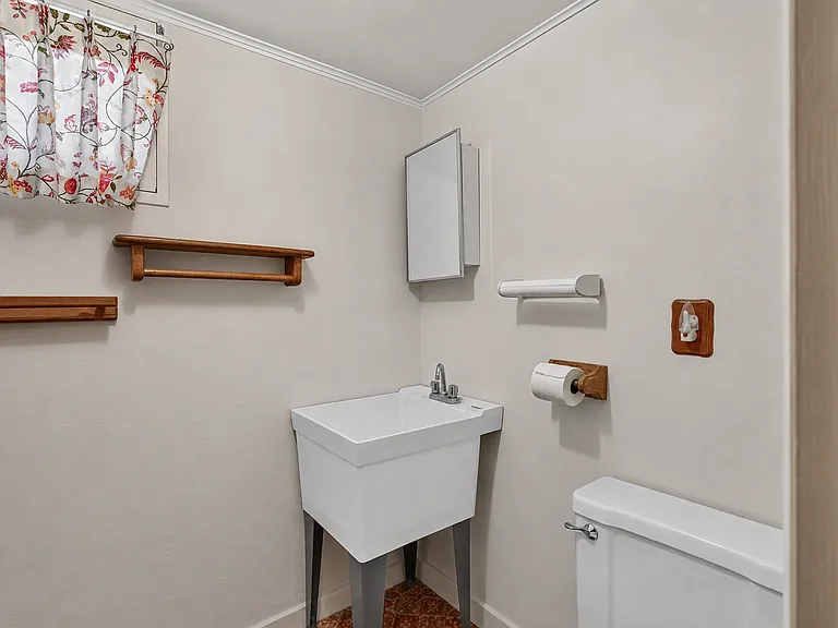 655 Altamont St — Photo 17