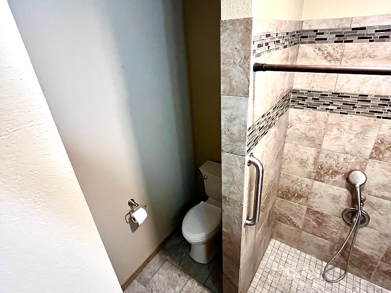 1038 Clark St — Photo 11