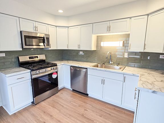 3rd image of 1618 Charles Dr
