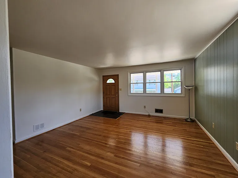 8700 50th Pl — Photo 2