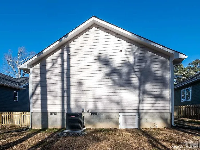 2612 Holloway St — Photo 9