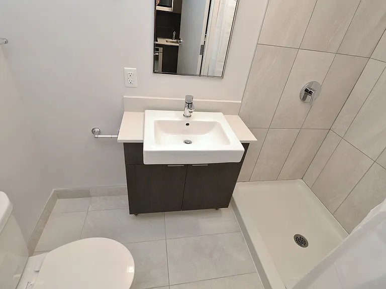 105 Champagne Ave S — Photo 47