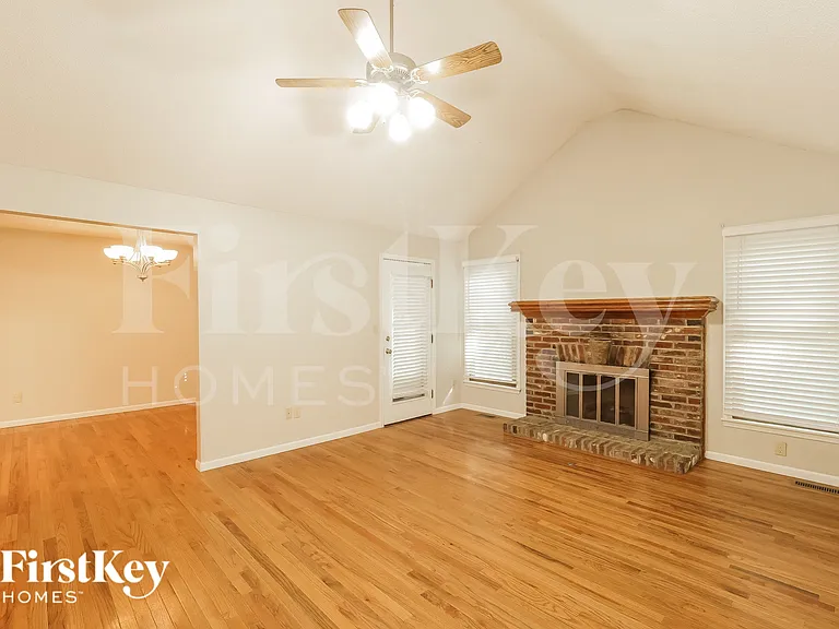 7357 N Rhode Ave — Photo 3