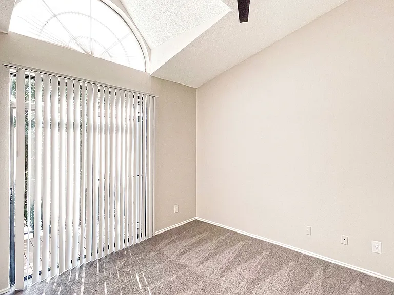 Oaks White Rock — Photo 39