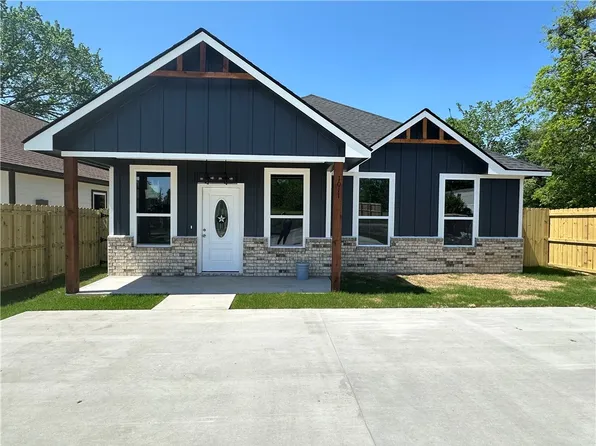 1011 Hunters Ln, Bryan, TX 77803