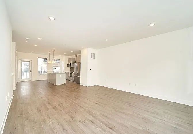 727 Perth Ln — Photo 7