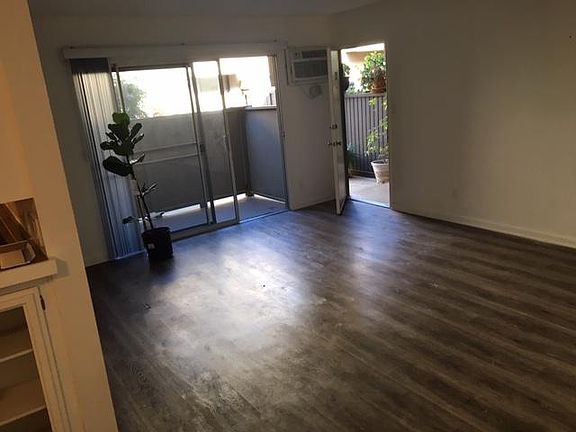 5th image of 11818 Mayfield Ave #104