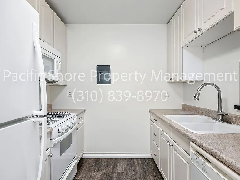 868 West Knoll Apartments — Photo 26