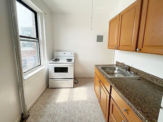 3rd image of 37-27 Crescent St #506