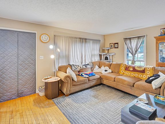 4th image of 1006 W John St