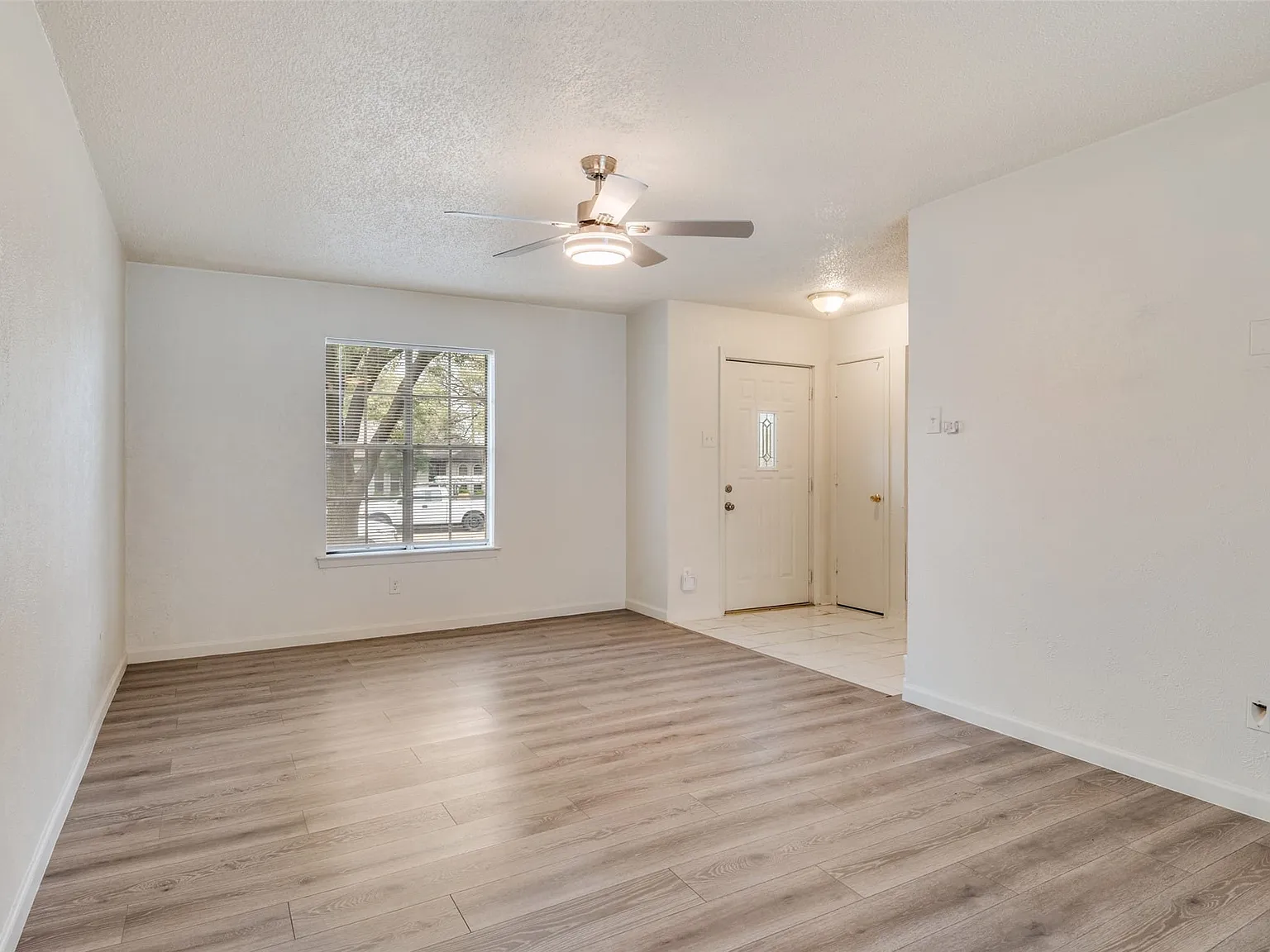 3 bed, 2.5 bath, 1834 sqft, $2,500 — Photo 2