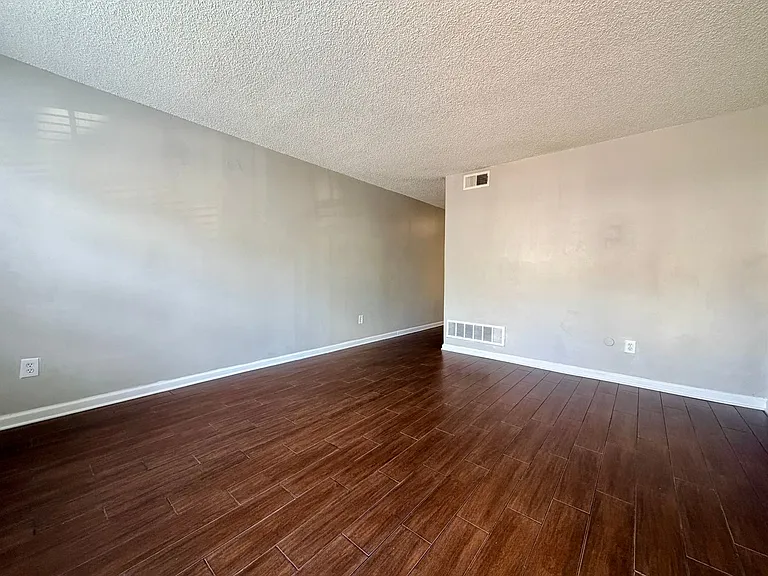 684 Hobbs Dr — Photo 1