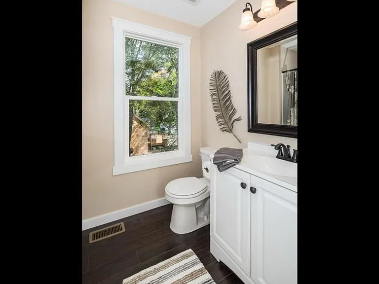 2401 University Ave NE — Photo 17