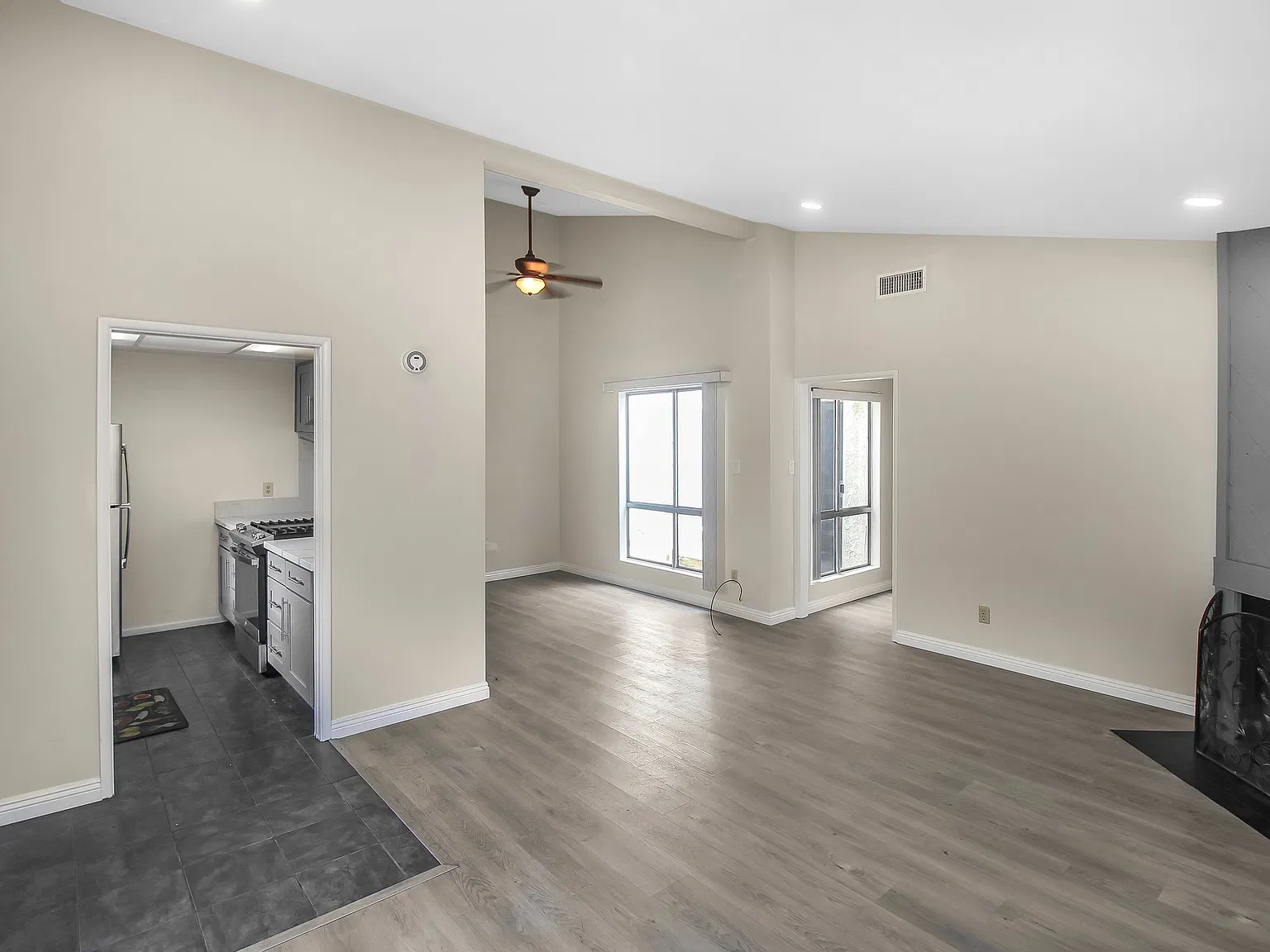 3 bed, 1075 sqft, $2,999 — Photo 2