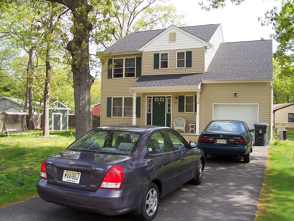 3 bdr 2 1/2 bath colonial