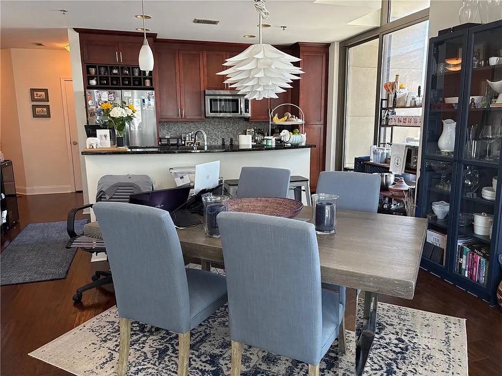 2 bed, 2.5 bath, 1369 sqft, $3,100 — Photo 2