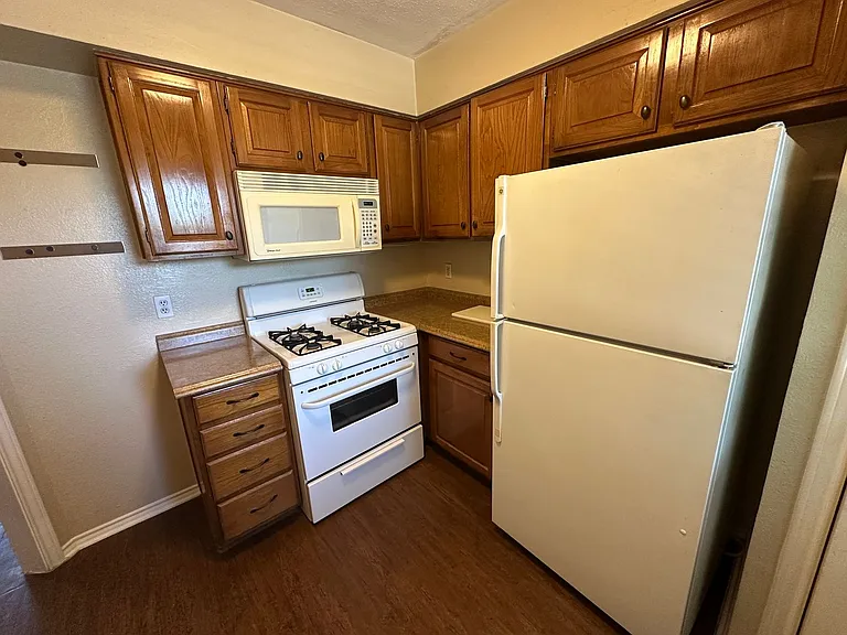 630 W Canty St #B4 — Photo 5