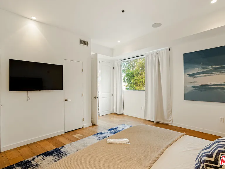 8469 Franklin Ave — Photo 10