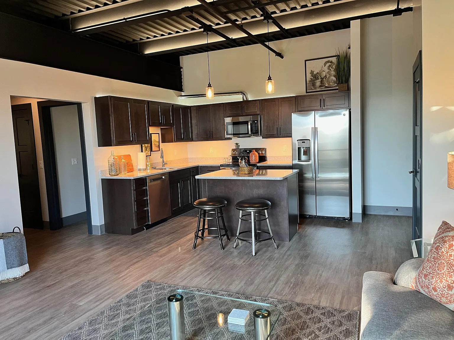 2 bed, 1.5 bath, 975 sqft, $1,695 — Photo 2