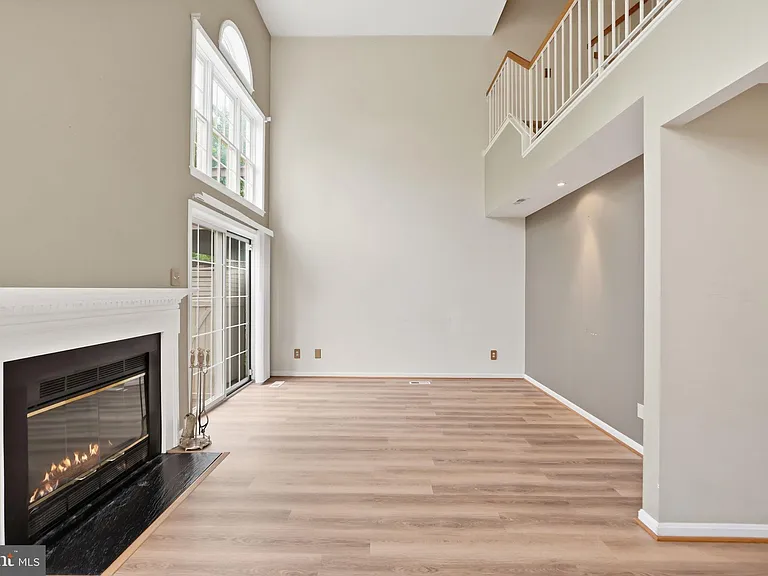 8715 Delcris Dr — Photo 32
