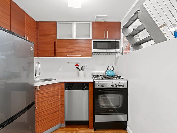 4th image of 184 Thompson St APT 5W