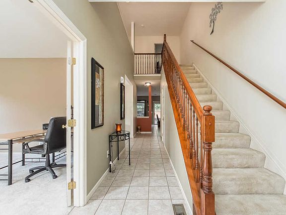 4th image of 1095 Bergenia Dr