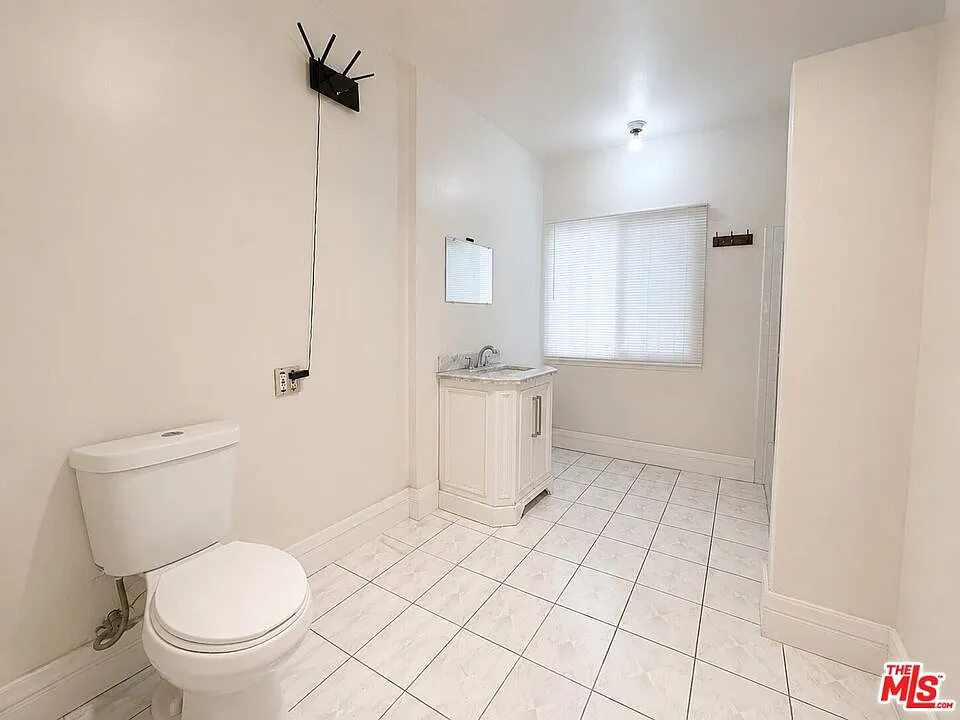 3 bed, 1.0 bath, 1200 sqft, $2,650 — Photo 4