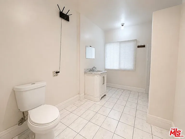 1188 W 37th Dr — Photo 4