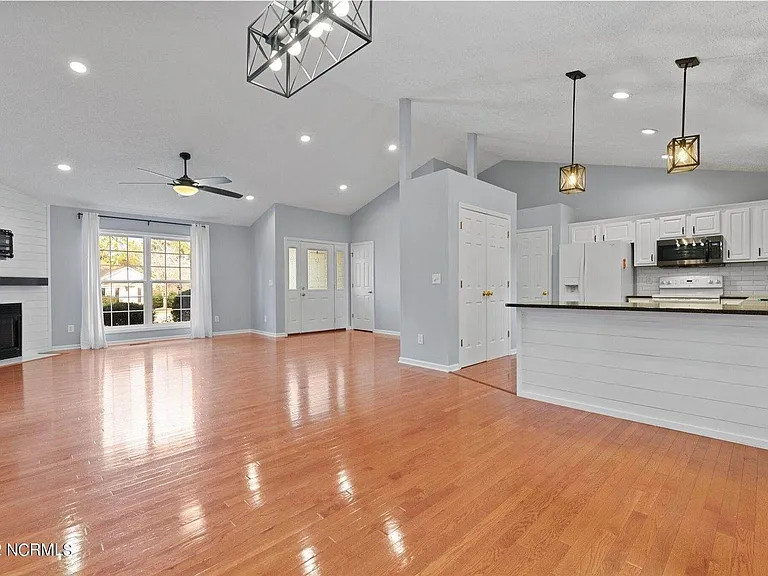 120 Crimson Ct — Photo 34