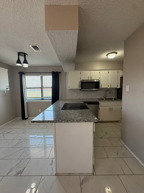 5816 8th Street - B — Photo 3