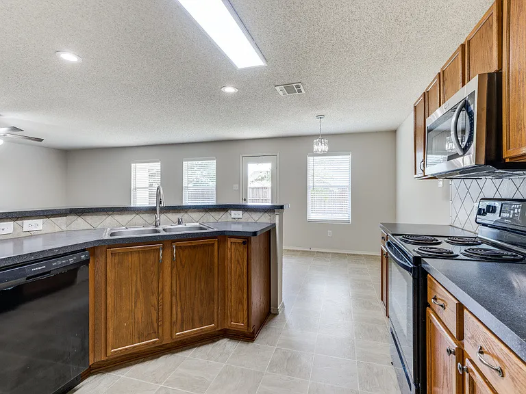 9709 Thomas Jefferson Dr — Photo 8