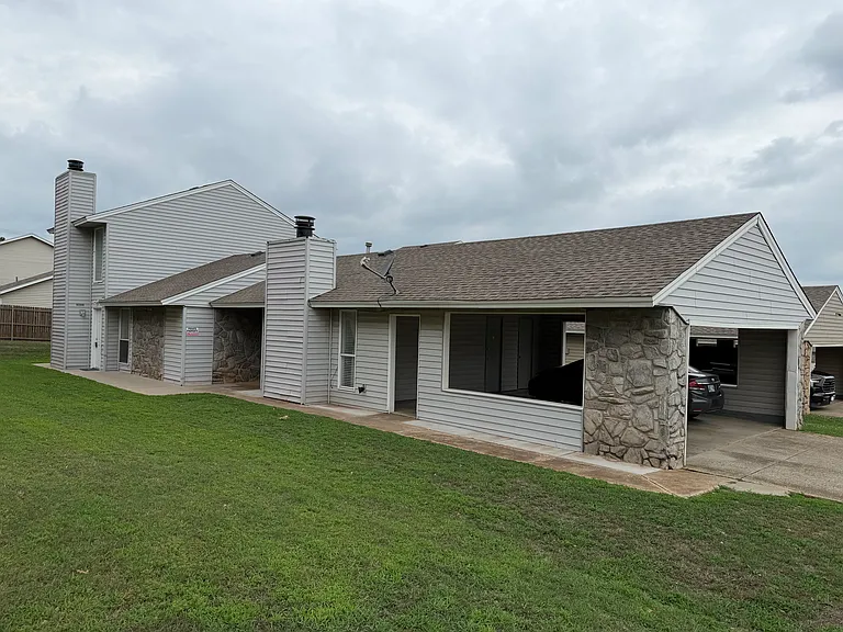 1011 Chartrand Ave — Photo 1