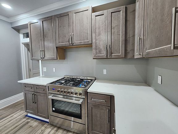 4th image of 606 East St