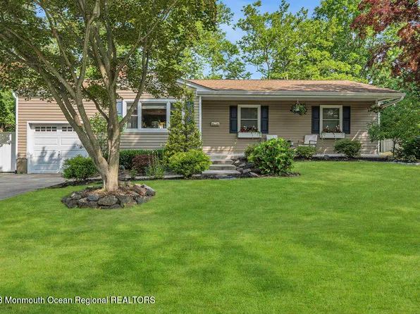 10 Blossom Circle E, Middletown, NJ 07748