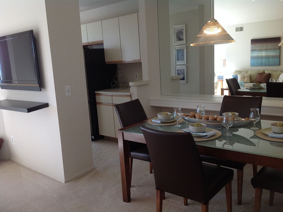 Dining/Kitchen entry