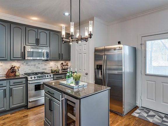 2nd image of 2338 Throckmorton St