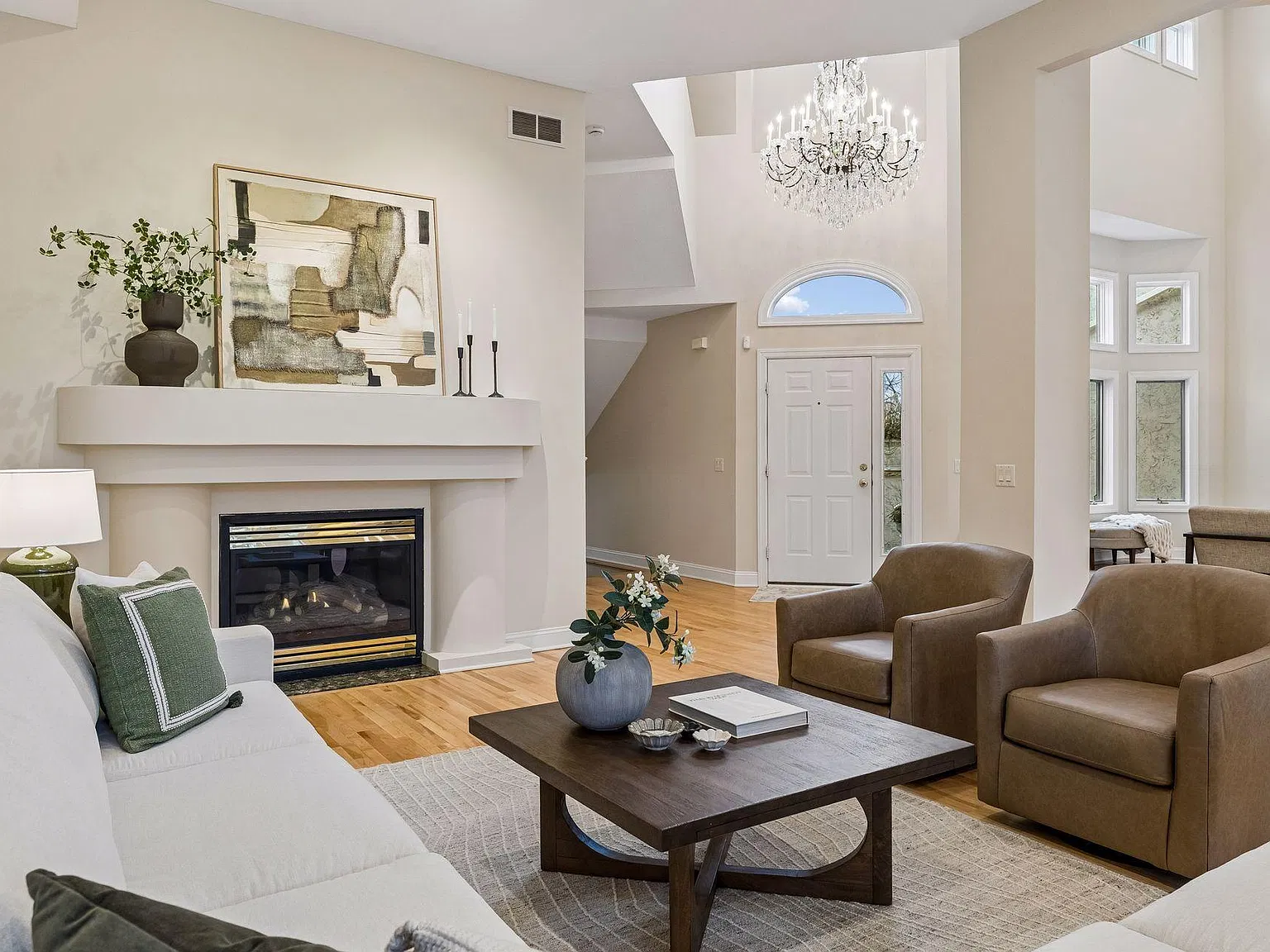 5 bed, 3.5 bath, 5167 sqft, $8,995 — Photo 3