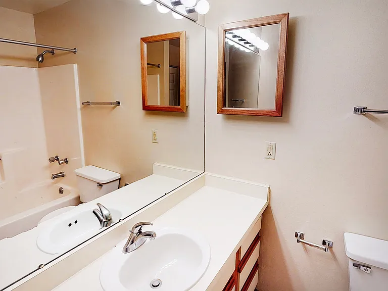 Woodhills Apartments — Photo 26