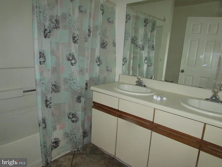 141 Auckland Dr — Photo 17