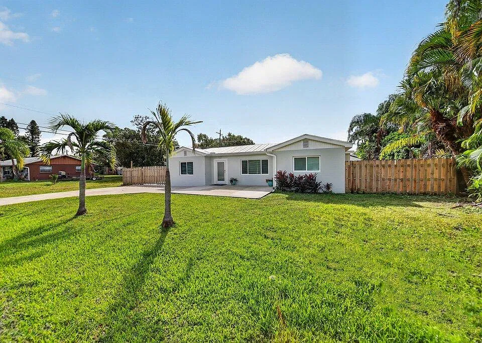 976 SW 37th St