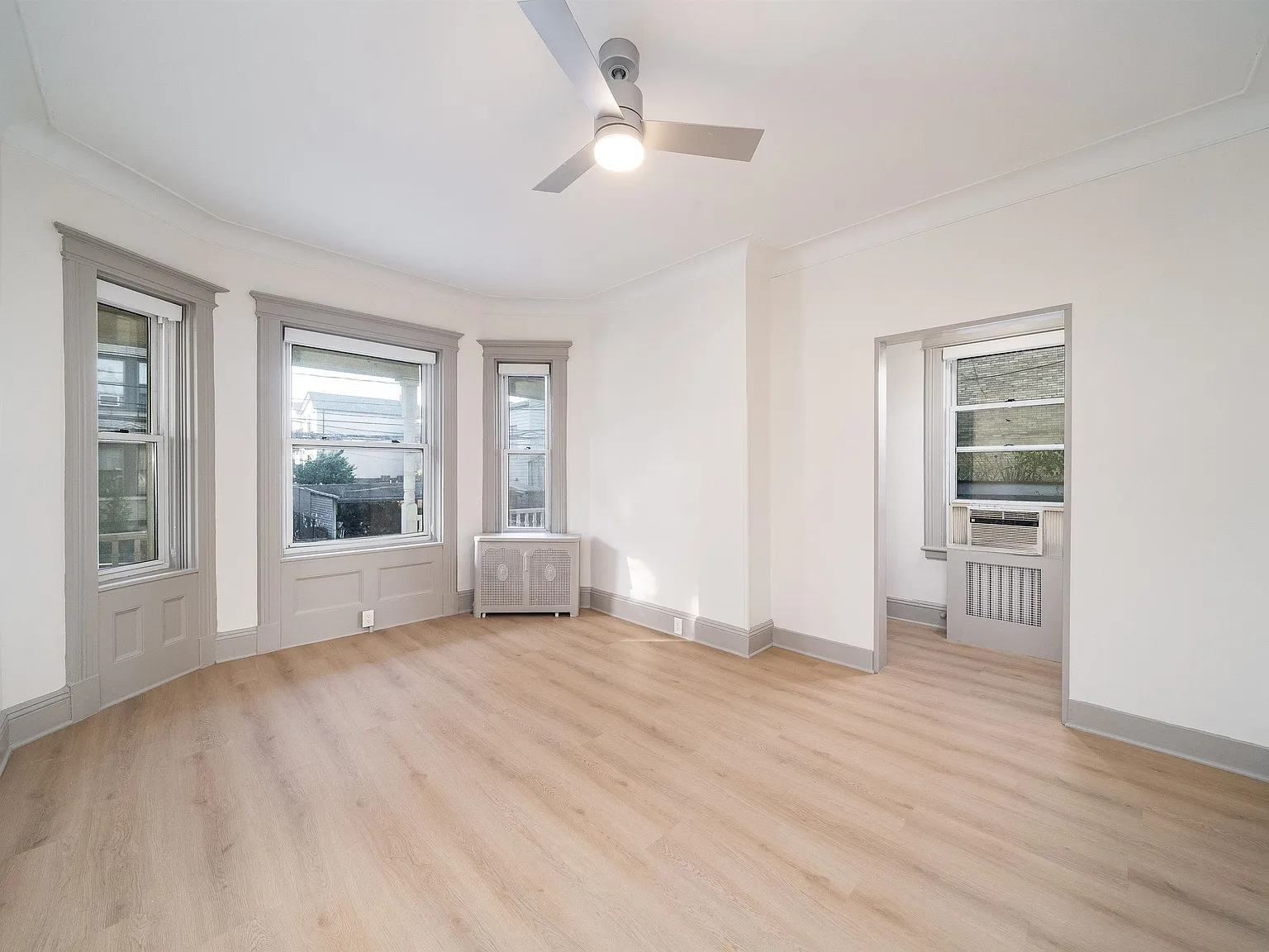 3 bed, 1.0 bath, 1500 sqft, $2,700 — Photo 2