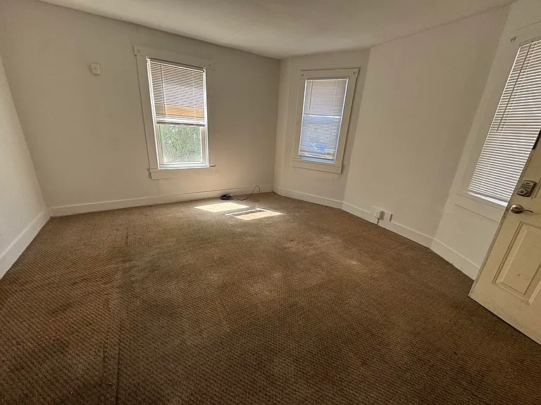 107 College St #1R — Photo 7
