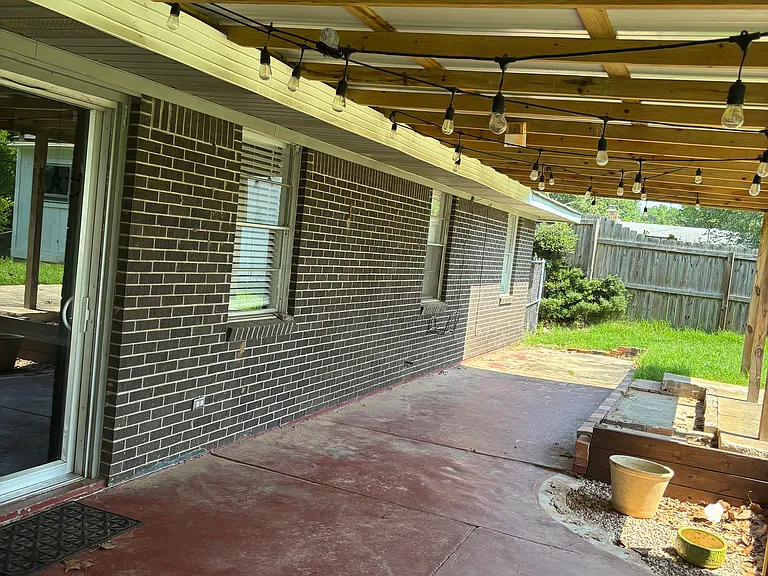 2037 Shadywood Ln — Photo 32