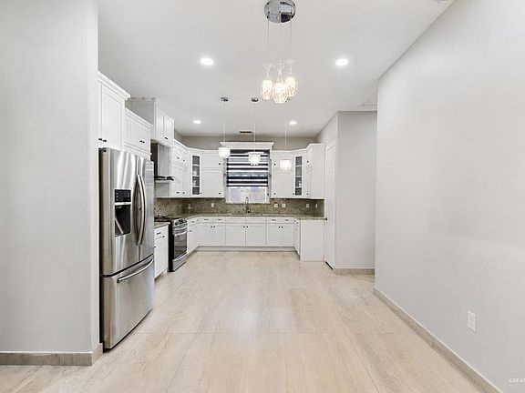5th image of 2308 Flores Dr