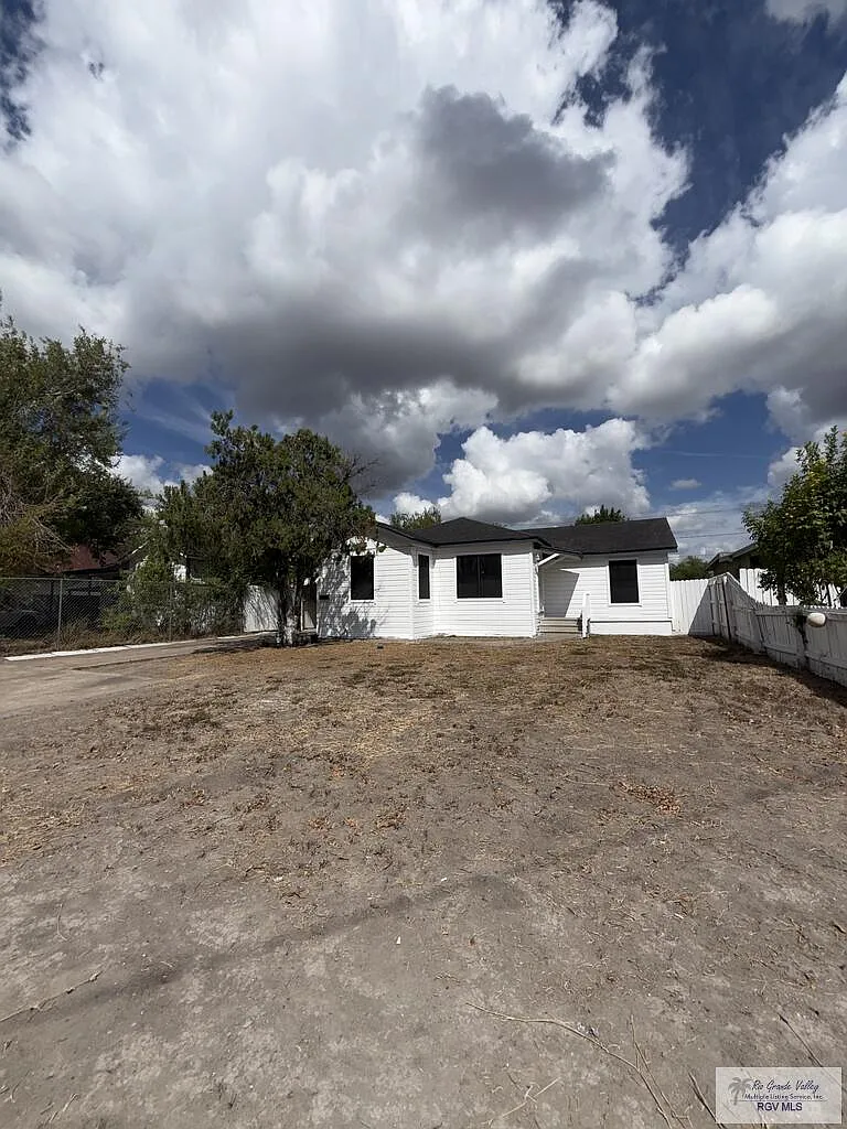 3 bed, 1.0 bath, 1016 sqft, $1,300 — Photo 2